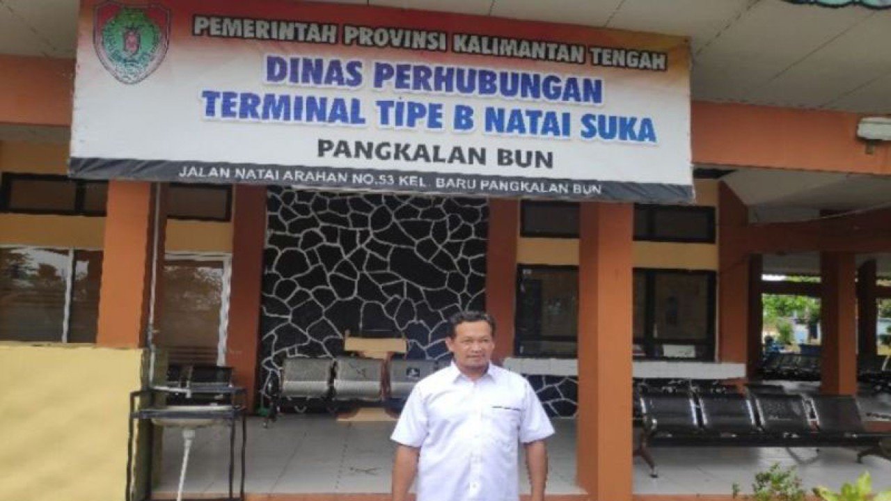 Kepala Terminal tipe B Natai Suka Kota Pangkalan Bun, Kotawaringin Barat, Syamsul Qomar. (ANTARA/M Husein Asyari)