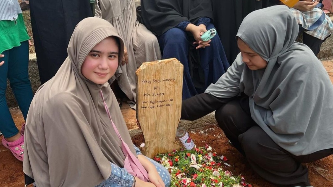 Tissa Biani di depan pusara sang ayah/Instagram