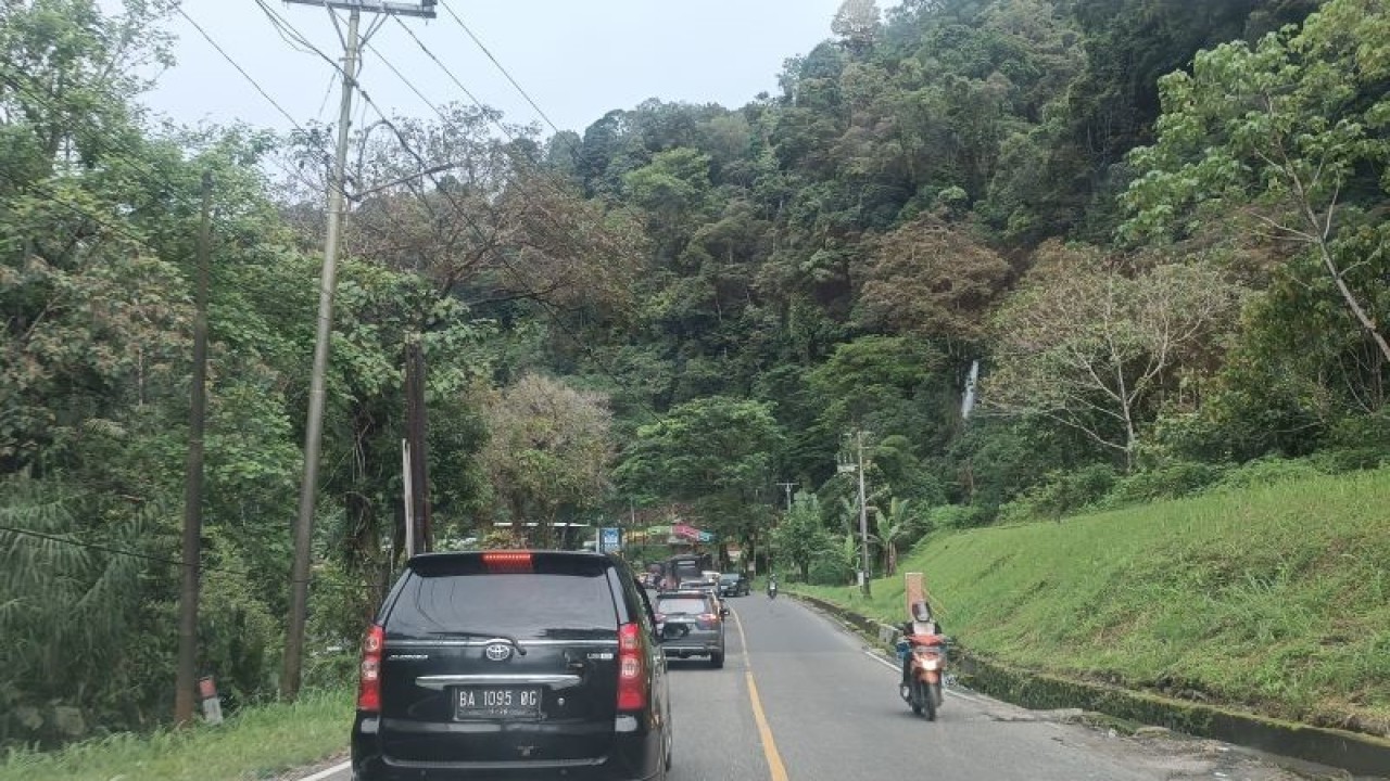 Titik kemacetan terjadi di Air Terjun Lembah Anai, namun tidak terlalu parah. (ANTARA/Miko Elfisha)