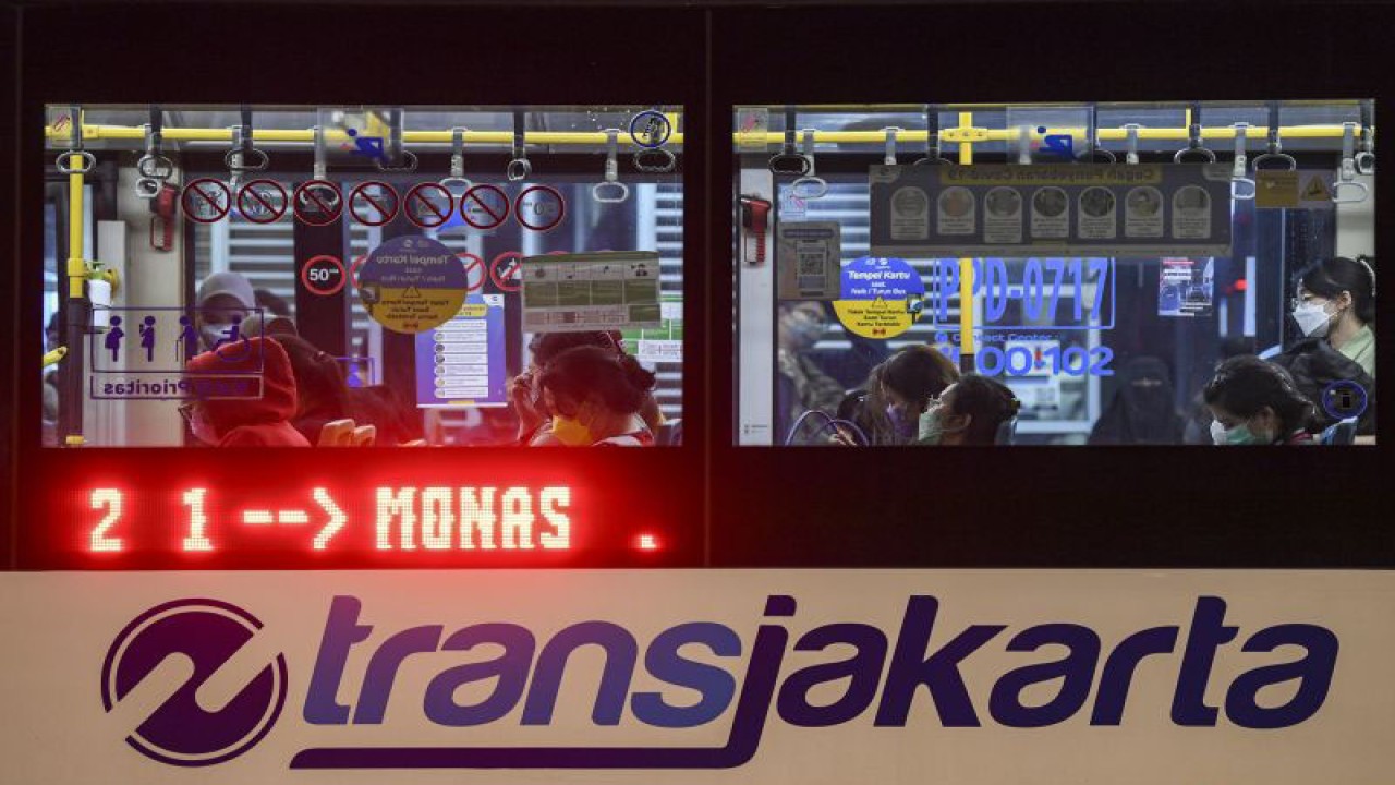 Sejumlah penumpang berada di dalam bus Transjakarta saat berhenti di Halte Monumen Nasional (Monas), Jakarta, Selasa (11/4/2023). ANTARA FOTO/M Risyal Hidayat/rwa.