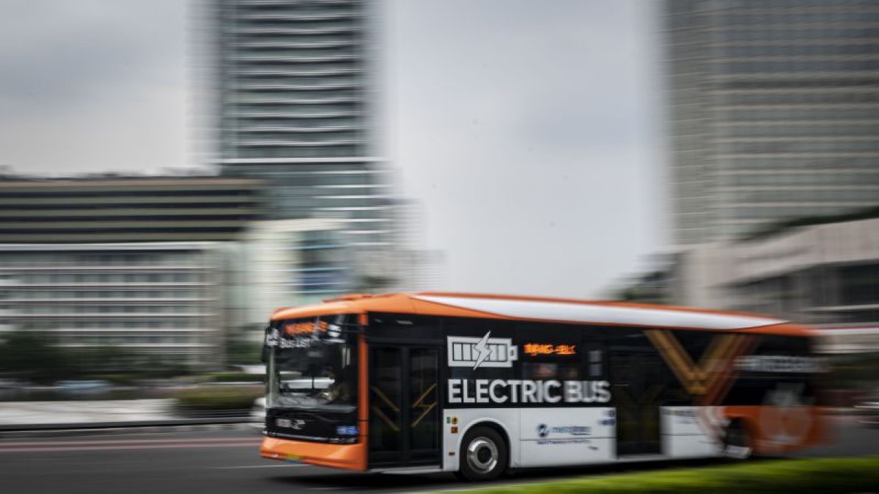Bus Listrik Transjakarta melintas di kawasan Bundaran HI, Jakarta, Sabtu (20/8/2022). Pemprov DKI Jakarta mendukung percepatan elektrifikasi bus pada armada TransJakarta melalui penggantian mesin konvensional menjadi mesin listrik yang diharapkan dapat memenuhi target elektrifikasi 10.000 bus TransJakarta pada 2030. ANTARA FOTO/Aprillio Akbar/foc.