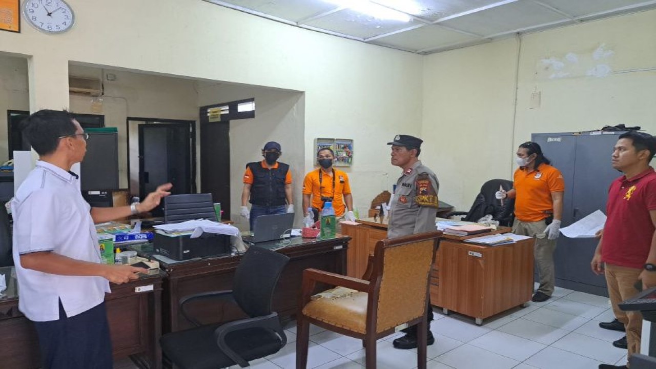 Petugas Inafis Polrestabes Semarang melakukan TKP pencurian di PN Semarang, Senin. (ANTARA/HO-Polsek Semarang Barat)
