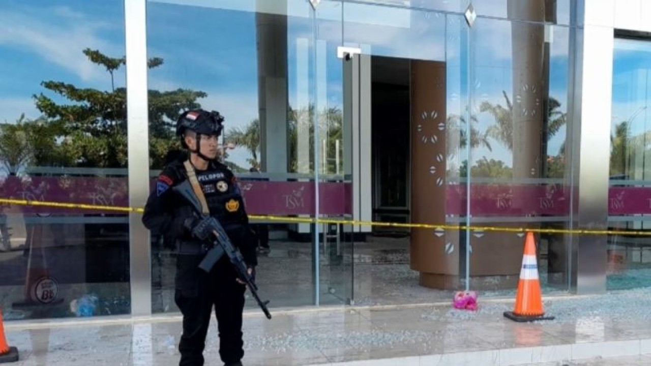 Seorang personel bersenjata lengkap berjaga-jaga saat proses olah Tempat Kejadian Perkara (TKP) oleh tim Labfor Polda Sulsel usai Trans Studio Mal terbakar di Makassar, Sulawesi Selatan, Selasa (25/4/2023). ANTARA/Darwin Fatir.