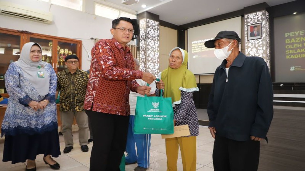 Wakil Bupati Sleman Danang Maharsa menyerahkan bantuan kepada lansia miskin dan rentan miskin di Sekretariat TKPK Kabupaten Sleman, Rabu (12/4/2023). ANTARA/HO-Bagian Prokopim Setda Sleman
