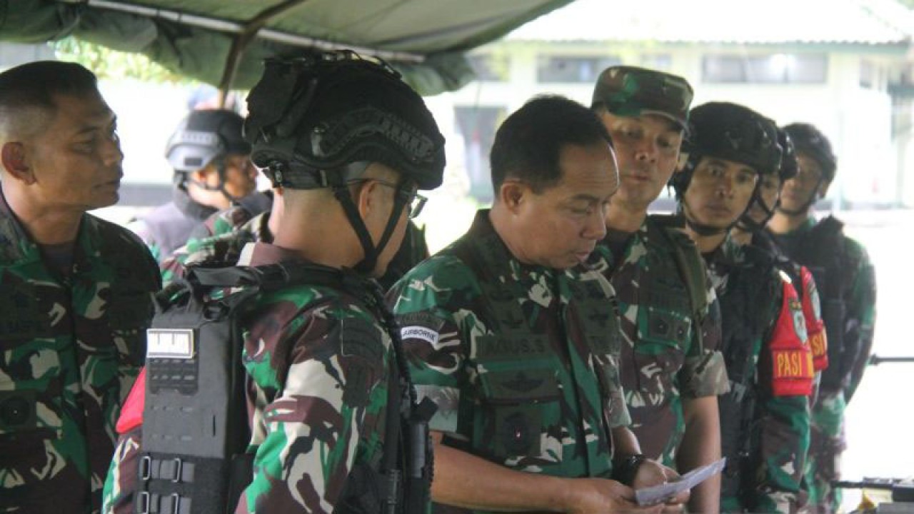 Wakil Kepala Staf Angkatan Darat (Wakasad) Letjen TNI Agus Subiyanto meninjau kesiapan dan memberikan pengarahan kepada prajurit Yonif Raider 300/Brajawijaya yang akan melaksanakan tugas sebagai satuan tugas pengamanan perbatasan (satgas pamtas) di wilayah Papua. ANTARA/HO-Dispenad
