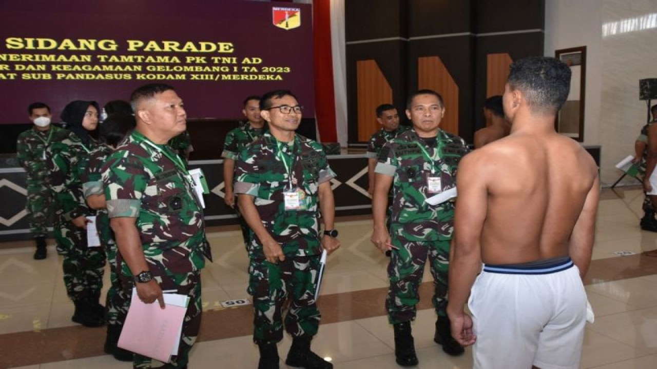 402 pemuda ikuti seleksi tingkat Sub Panda khusus  Cata PK TNI AD Reguler dan Khusus Keagamaan Gelombang I TA 2023 di  Kodam XIII/Merdeka. Kasdam XIII/Merdeka Brigjen TNI Luthfie Beta saat melakukan pemeriksaan terhadap peserta. ANTARA/HO- Pendam XIII Merdeka (1)