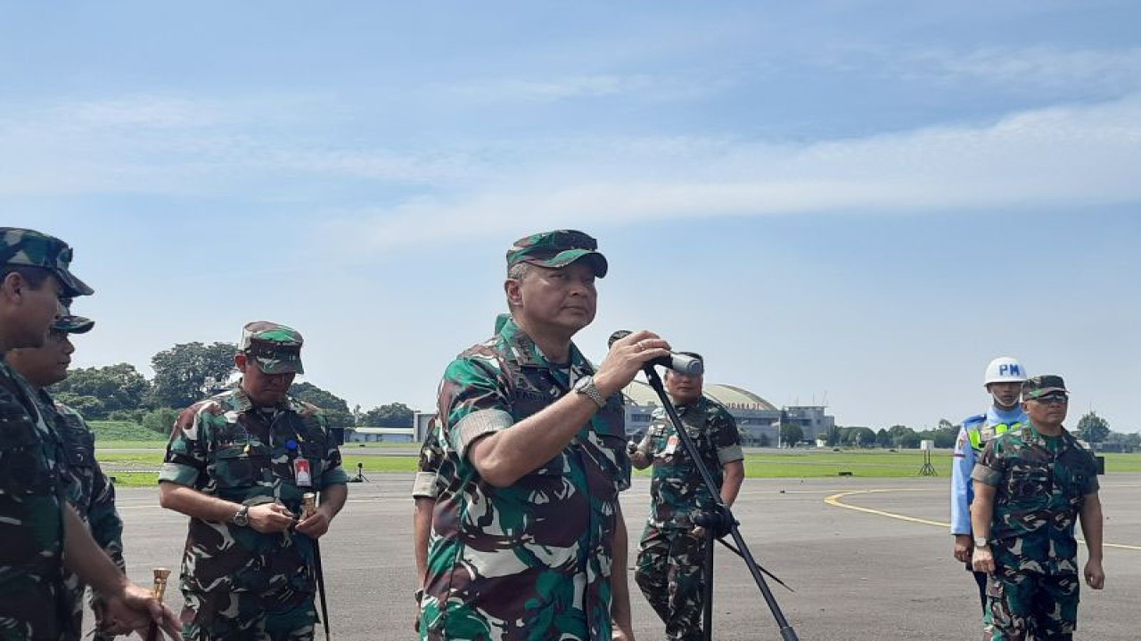 Kepala Staf TNI Angkatan Udara  (Kasau) Marsekal TNI Fadjar Prasetyo dalam acara Konferensi Pers Gladi Bersih HUT ke-77 TNI AU di Lanud Halim Perdanakusuma, Kamis (6/4/2023). (ANTARA/Narda Margaretha Sinambela)