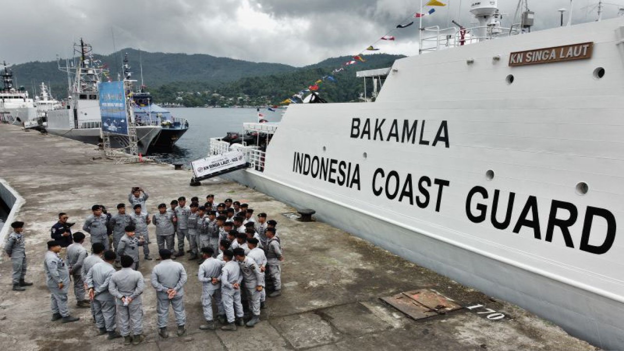 Kepala Badan Keamanan Laut (BAKAMLA RI) Laksdya TNI Aan Kurnia (tengah) memberikan arahan bagi Anak Buah Kapal (ABK) KN Singa Laut-402 usai apel Patroli Bersama (Patma) Yudhistira 1/23 di dermaga Pelabuhan Samudera, Bitung, Sulawesi Utara, Rabu (15/3/2023). ANTARA FOTO/Adwit B Pramono/nym
