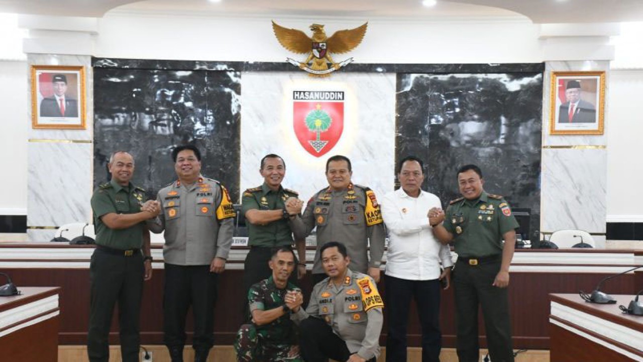 Pangdam XIV/Hasanuddin Mayjen TNI Totok Imam Santoso bersama Kapolda Sulsel Irjen Pol. Setyo Boedi Moempoeni Harso saat salam komando membahas insiden penyerangan Polres Jeneponto oleh orang tidak dikenal (OTK). ANTARA/HO/Penerangan Kodam XIV/Hsn