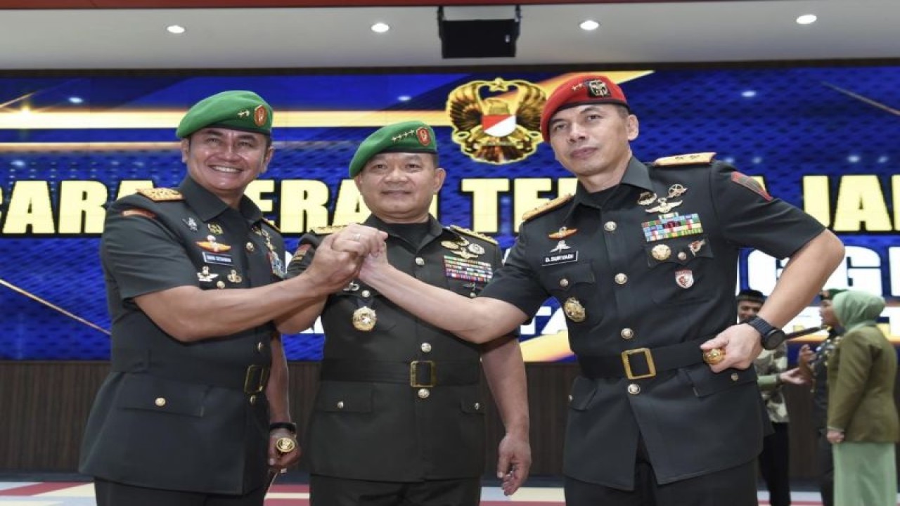 Kepala Staf TNI Angkatan Darat Jenderal TNI Dudung Abdurachman (tengah) berfoto bersama Panglima Daerah Komando XII/Tanjungpura Mayjen TNI Iwan Setiawan (kiri) dan Komandan Jenderal Komando Pasukan Khusus TNI AD Mayjen TNI Deddy Suryadi (kanan) selepas upacara serah terima jabatan di Markas Besar TNI AD, Jakarta, Jumat (28/4/2023). ANTARA/HO-Dinas Penerangan TNI Angkatan Darat