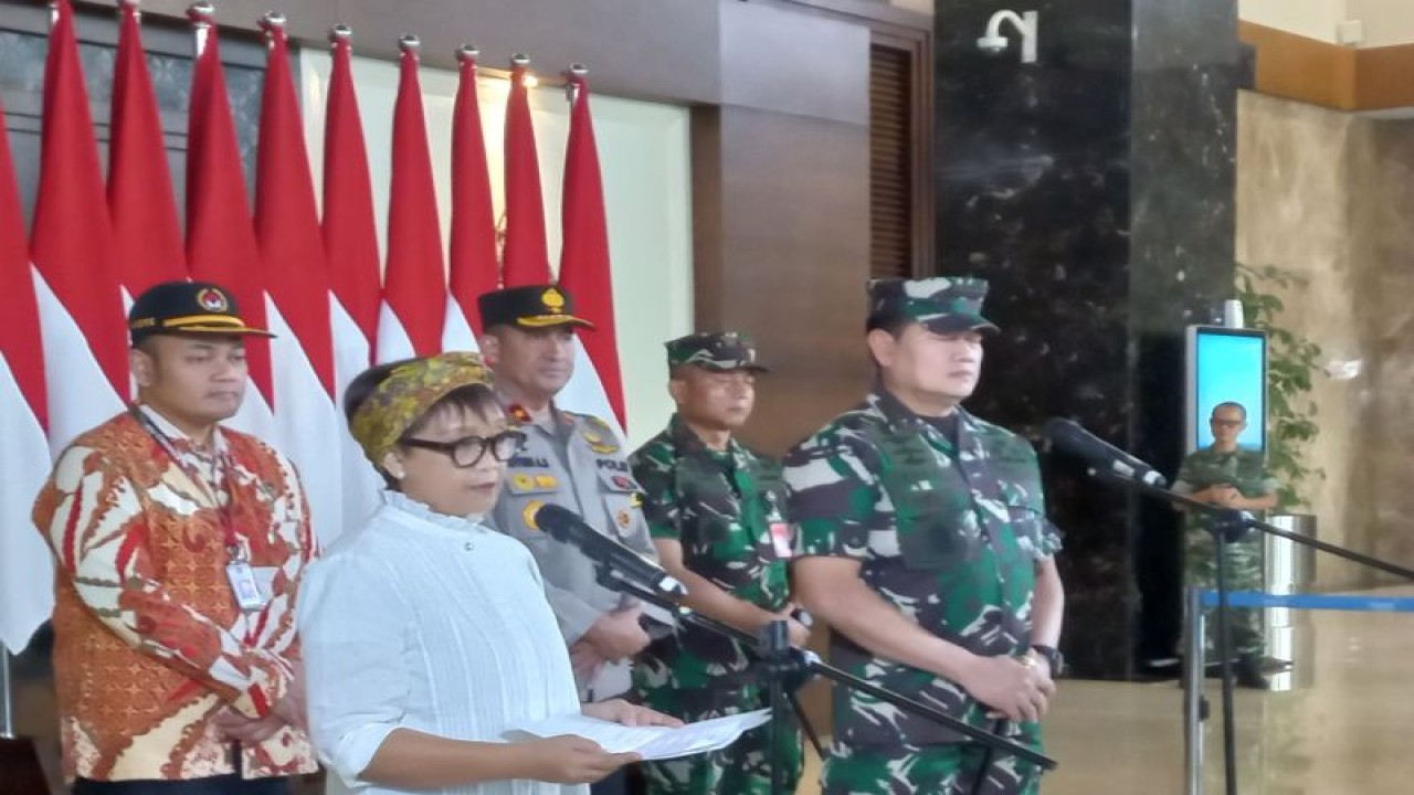 Menteri Luar Negeri Retno Marsudi (kiri) dan Panglima TNI Laksamana Yudo Margono (kanan) saat memberikan keterangan pers di Bandara Internasional Soekarno-Hatta, Tangerang, Banten, Jumat (28/4/2023). (ANTARA/Cindy Frishanti)