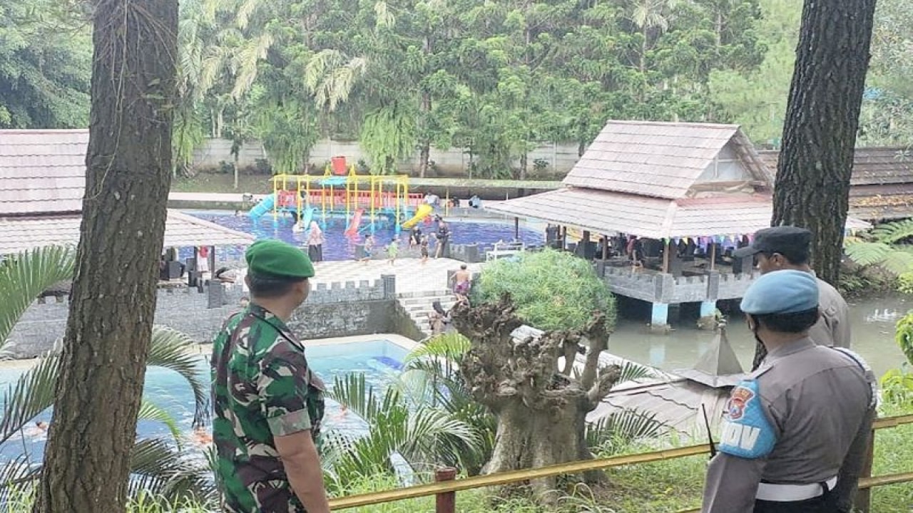 Personel TNI Polri pada saat melakukan patroli pengamanan pada salah satu destinasi wisata yang ada di wilayah Kabupaten Malang, Jawa Timur, Minggu (30/4/2023). (ANTARA/HO-Humas Polres Malang)