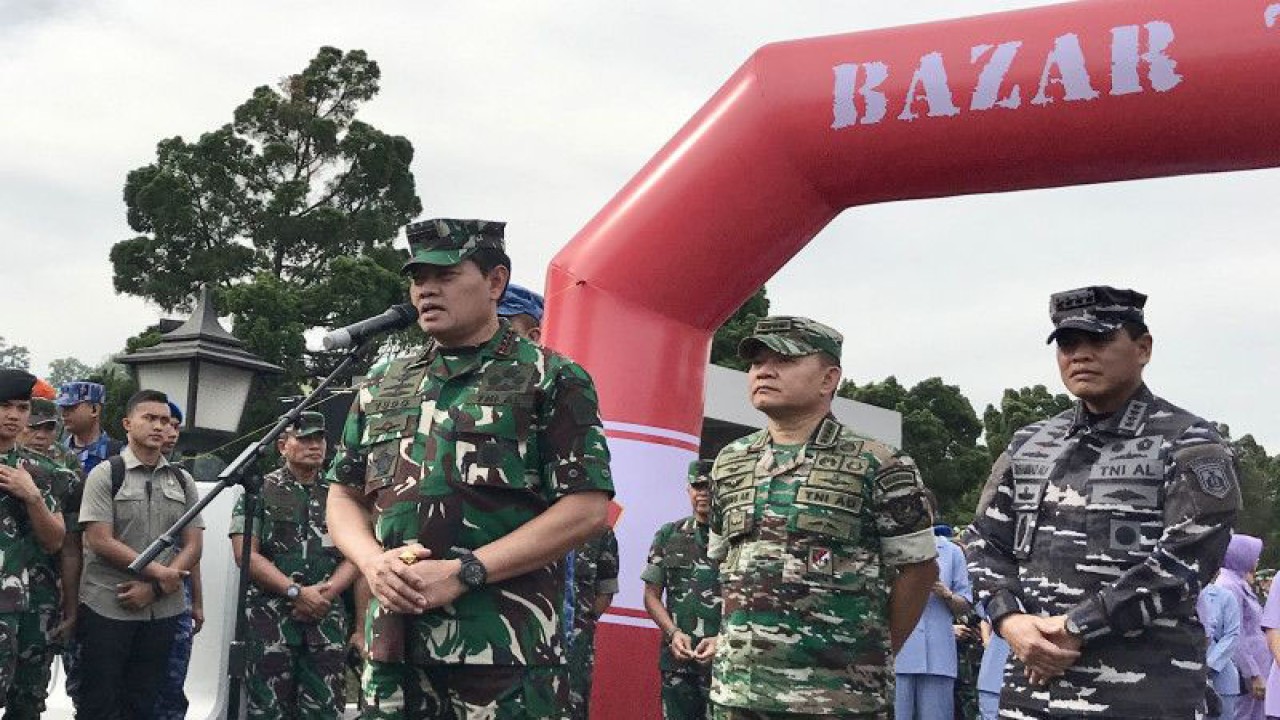Panglima TNI Laksamana TNI Yudo Margono (tiga kanan) menjawab pertanyaan media selepas acara peresmian bazar murah di Mabes TNI, Cilangkap, Jakarta, Kamis (13/4/2023). ANTARA/Genta Tenri Mawangi