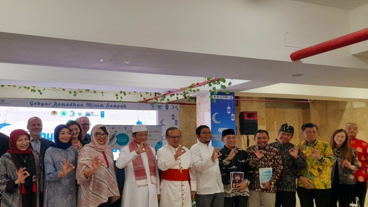 Para tokoh lintas agama bersama perwakilan dari Kementerian Lingkungan Hidup dan Kehutanan (KLHK) serta perwakilan dari Kedutaan Besar dari berbagai negara, berkumpul dalam diskusi terkait pengelolaan sampah melalui Gerakan sedekah sampah Indonesia (Gradasi) di Masjid Istiqlal, Jakarta, Selasa (11/4/2023) (ANTARA/Lintang Budiyanti Prameswari)