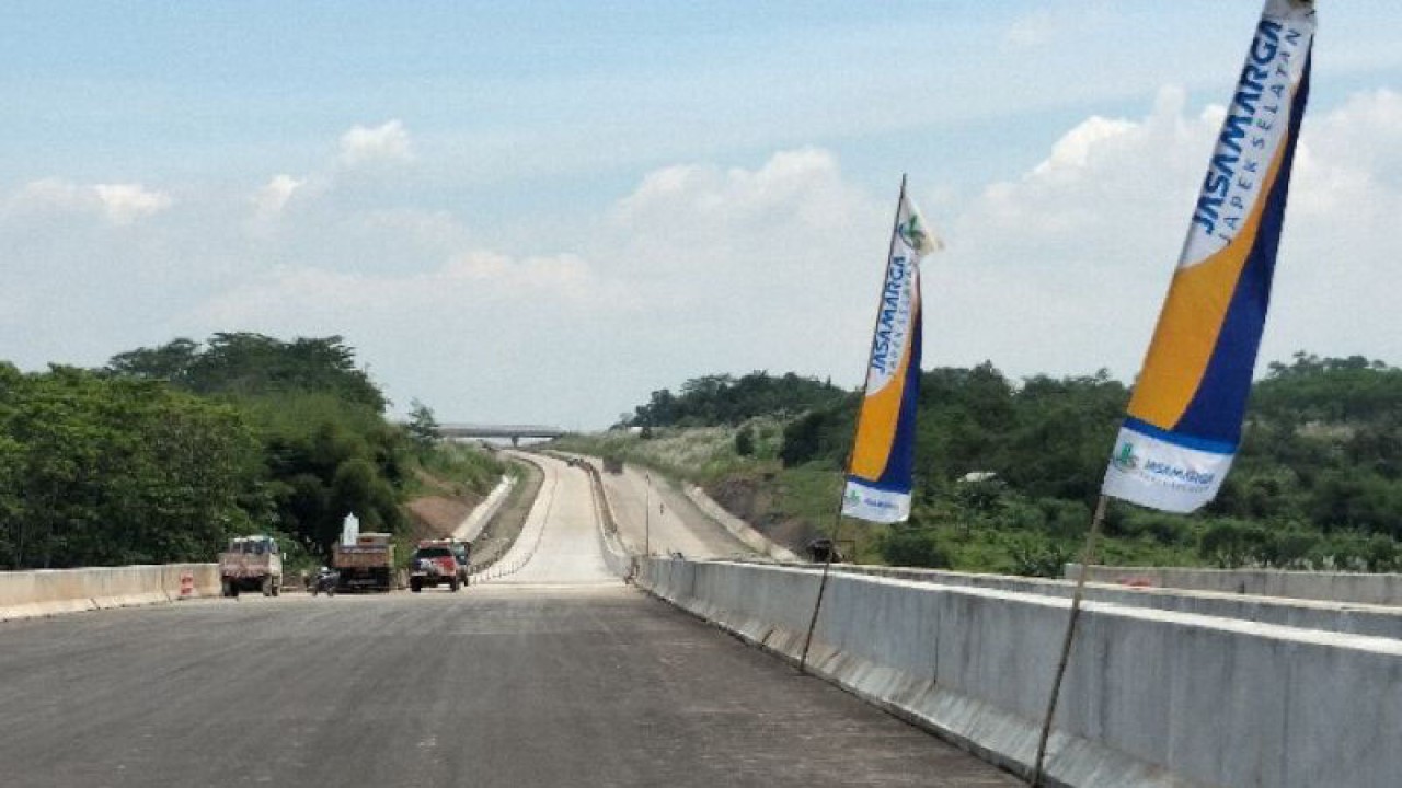 Jalan Tol Jakarta-Cikampek (Japek) II Selatan akses Taman Mekar. ANTARA/Aji Cakti