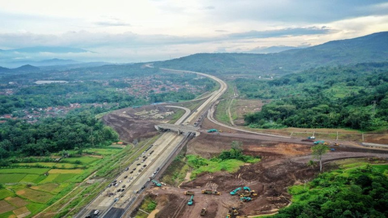 Operasional di Jalan Tol Cileunyi-Sumedang-Dawuan (Cisumdawu) menuju arah Cipali, saat digunakan sebagai menunjang pergerakan kendaraan masyarakat pada saat arus mudik dan balik Lebaran 2023, beropareasi dari jam 06.00 WIB hingga 15.00 WIB. (ANTARA/HO-Humas Pemda Jawa Barat)