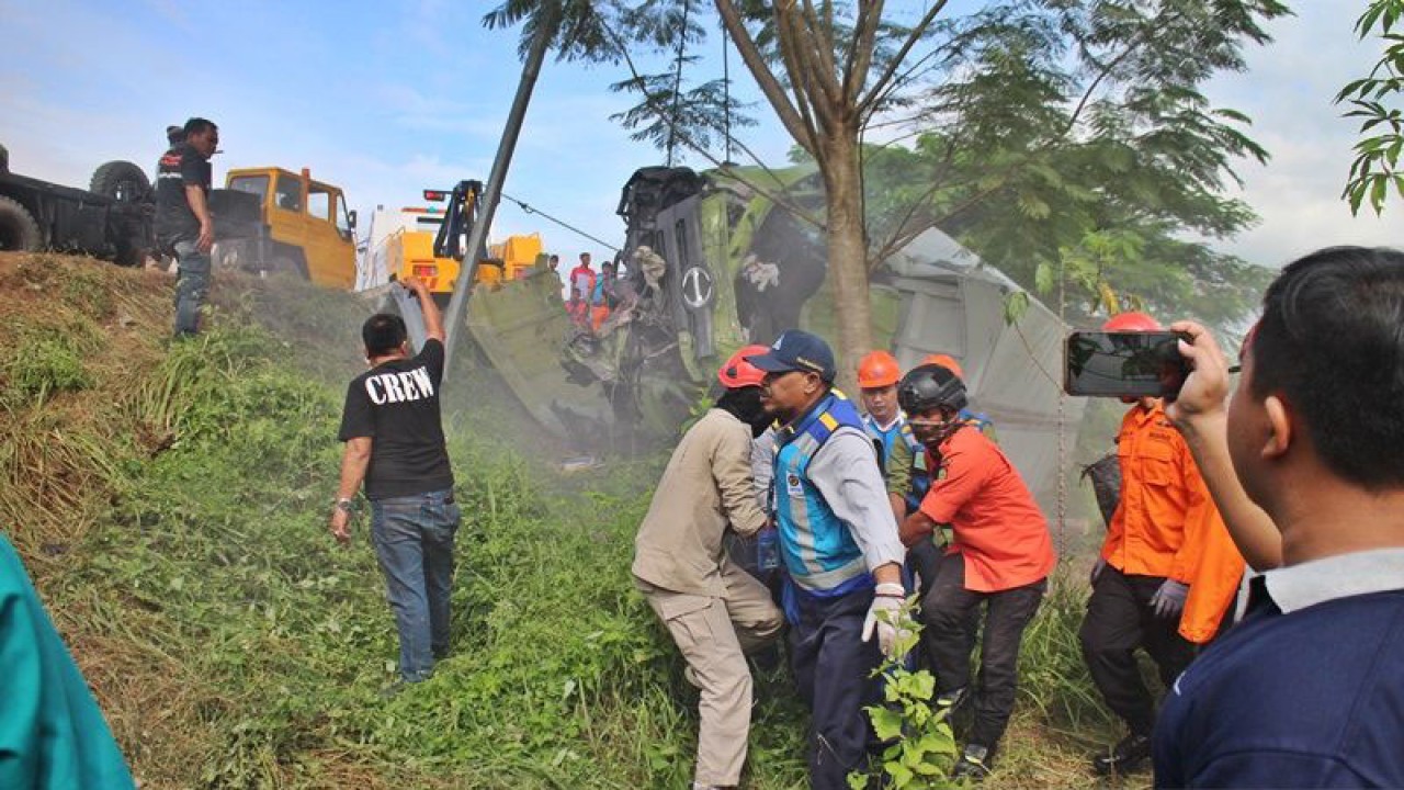 Sejumlah petugas saat melakukan evakuasi salah stau korban kernet truk boks di Jalan Tom KM 487+600 Desa /Kecamatan Teras Kabupaten Boyolali, Jawa Tengah, Jumat (14/4/2023). ANTARA/Bambang Dwi Marwoto.