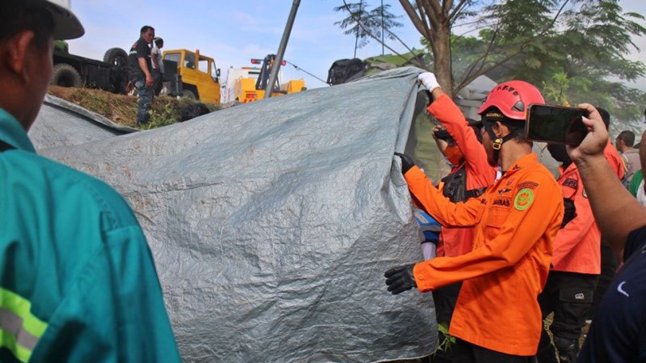Sejumlah petugas saat mengevakuasi korban meninggal dalam kecelakaan lalu lintas beruntun di Jalan Tol KM 487 +600 Teras Boyolali, Jawa Tengah, Jumat (14/4/2023). (ANTARA/Bambang Dwi Marwoto)