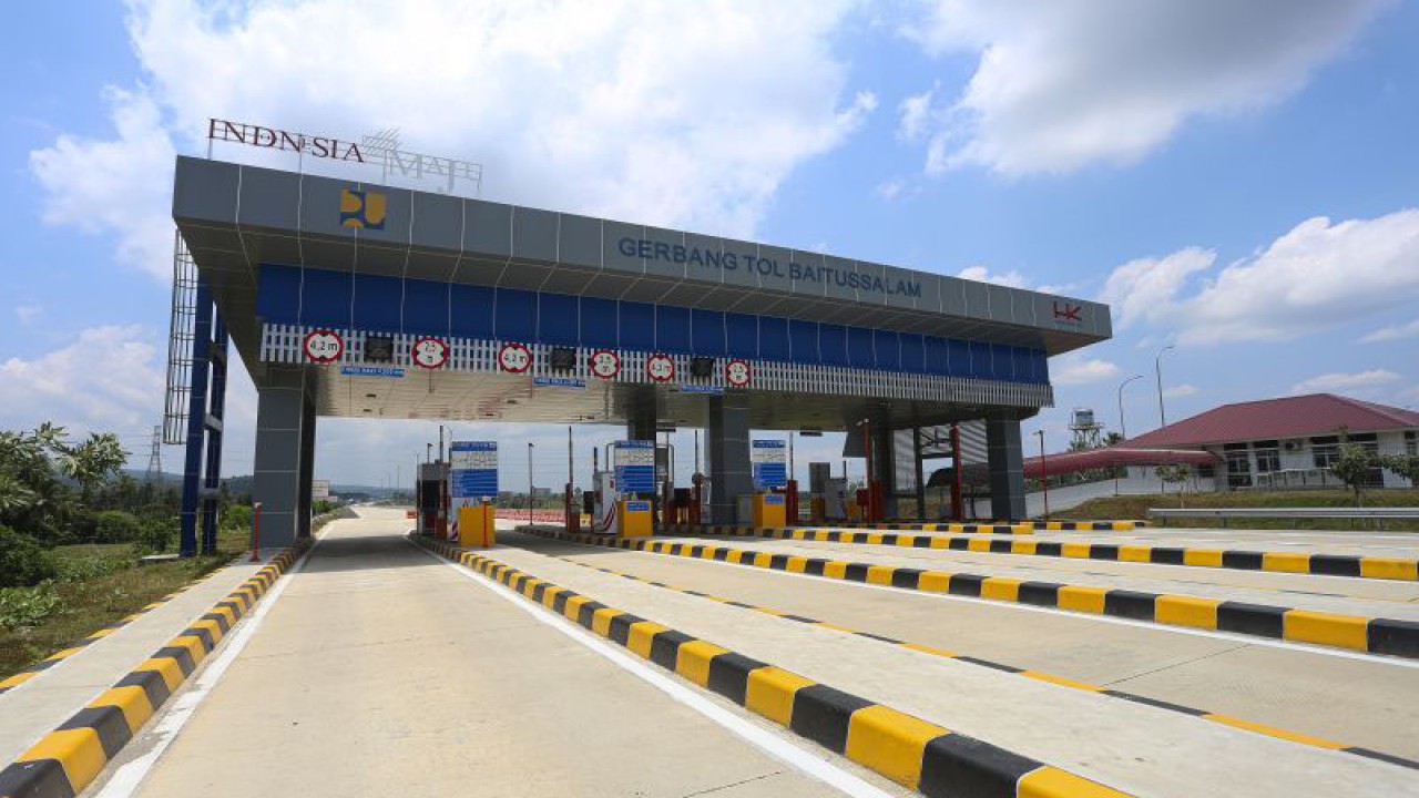 Gerbang tol Baitussalam ruas tol Sigli-Banda Aceh (Sibanceh) seksi 6 Kuta Baro-Baitussalam, Aceh Besar, Aceh, Senin (10/4/2023). ANTARA/Khalis Surry