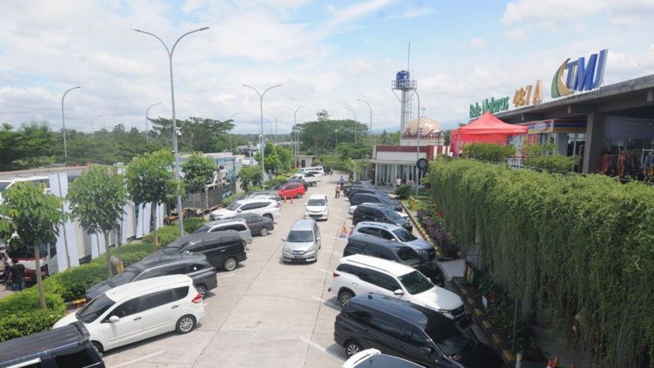 Sejumlah kendaraan pemudik berplat luar kota saat berparkir di Res Area Tol KM 487 A Bale Nglaras Boyolali, Sabtu (14/4/2023). ANTARA/Alosius JarotNungroho.