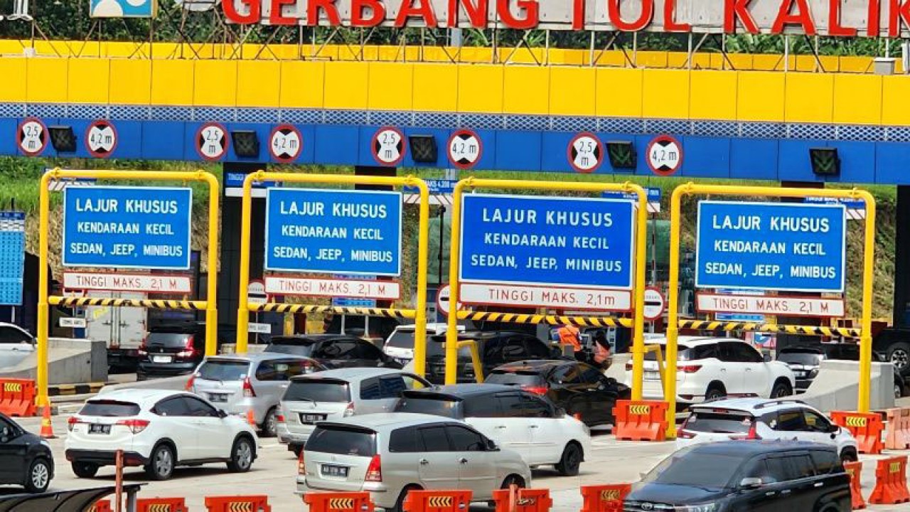 Situas gerbang Tol Kalikangkung Semarang, Senin (17/4/2023). (ANTARA/ I.C.Senjaya)