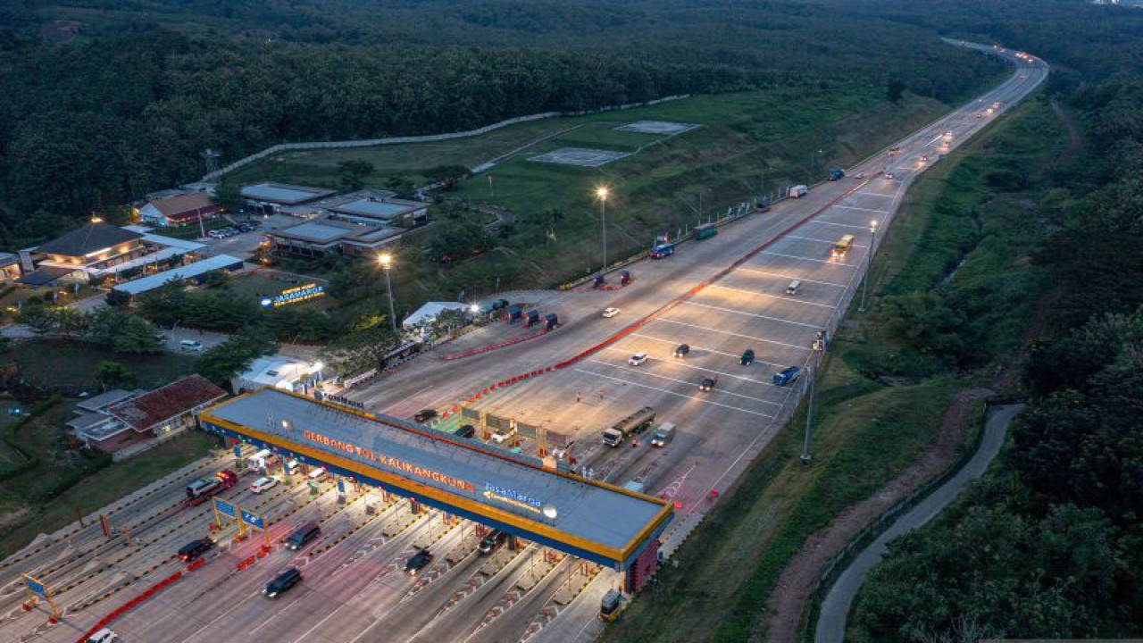 Ilustrasi - Foto udara kendaraan roda empat dari arah barat atau Jakarta memasuki Gerbang Tol Kalikangkung, Semarang, Jawa Tengah, Sabtu (15/4/2023). ANTARA FOTO/Aji Styawan/aww.