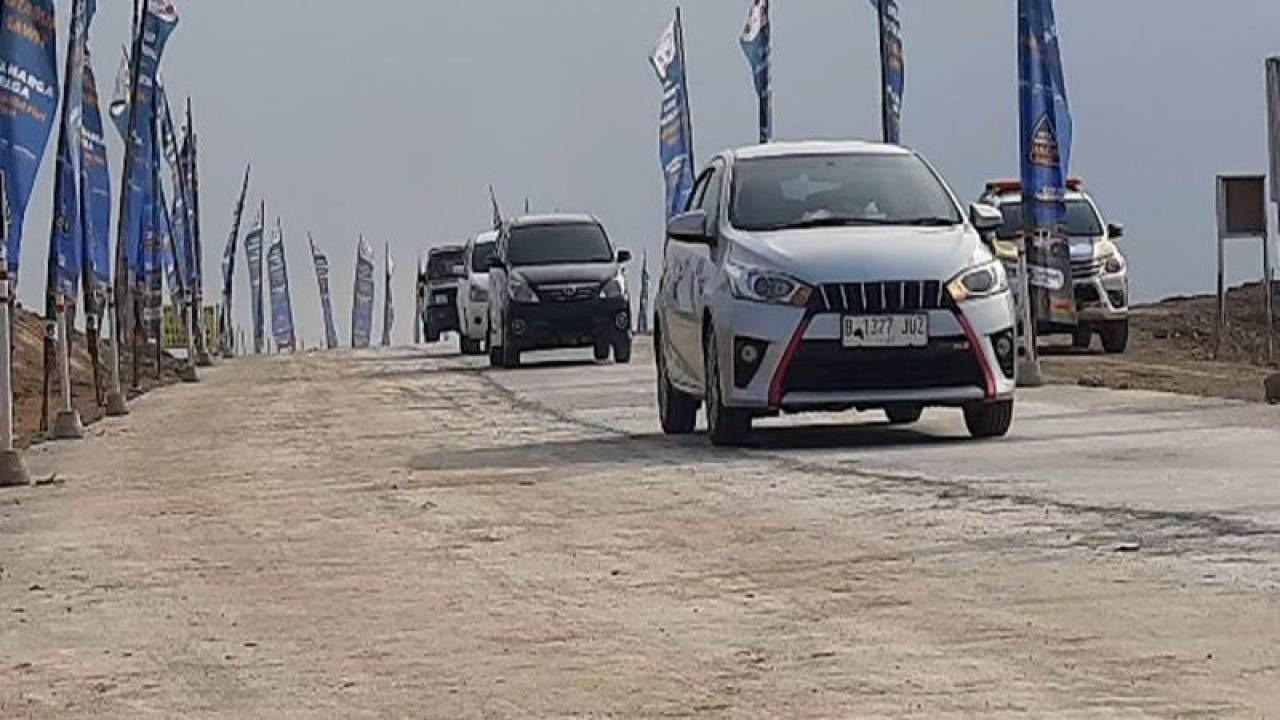 Sejumlah kendaraaan pribadi pemudik melintas di jalur tol fungsional Solo-Yogyakarta di Sawit Boayolali, Jateng, Selasa (18/4/2023). ANTARA/Bambang Dwi Marwoto.