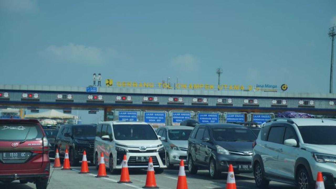 Kendaraan melintasi Gerbang Tol Cikampek Utama menuju arah timur pada H-3 Idul Fitri 1444 Hijriah. (ANTARA/HO-Jasa Marga).