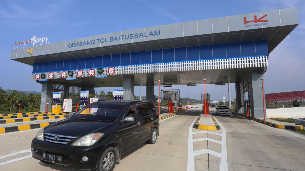 Kendaraan melintas di Gerbang Tol Baitussalam jalan tol Trans Sumatera ruas Sigli-Banda Aceh (Sibanceh), Aceh Besar, Aceh, Sabtu (15/4/2023). ANTARA/Khalis Surry