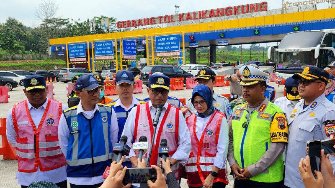 Menteri Perhubungan Budi Karya Sumadi saat kunjungan di gerbang Tol Kalikangkung Semarang, Jumat. (ANTARA/ I.C.Senjaya)