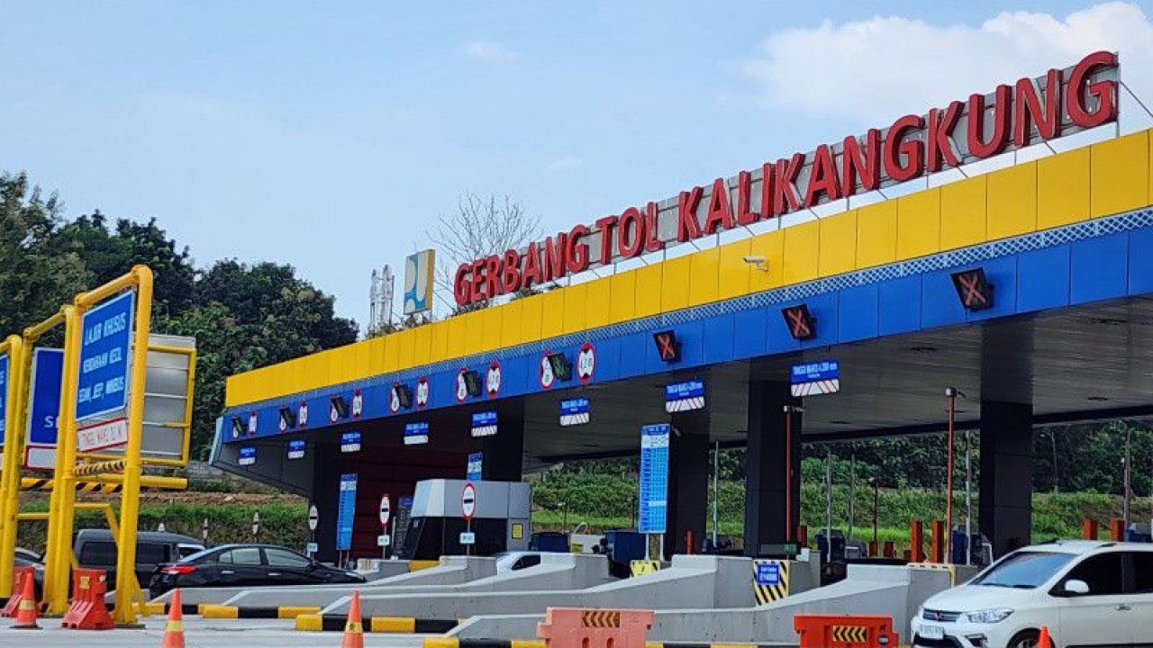 Kondiai gerbang Tol Kalikangkung Semarang pada Senin (24/4/2023) siang jelang pemberlakuan "one way". (ANTARA/ I.C.Senjaya)