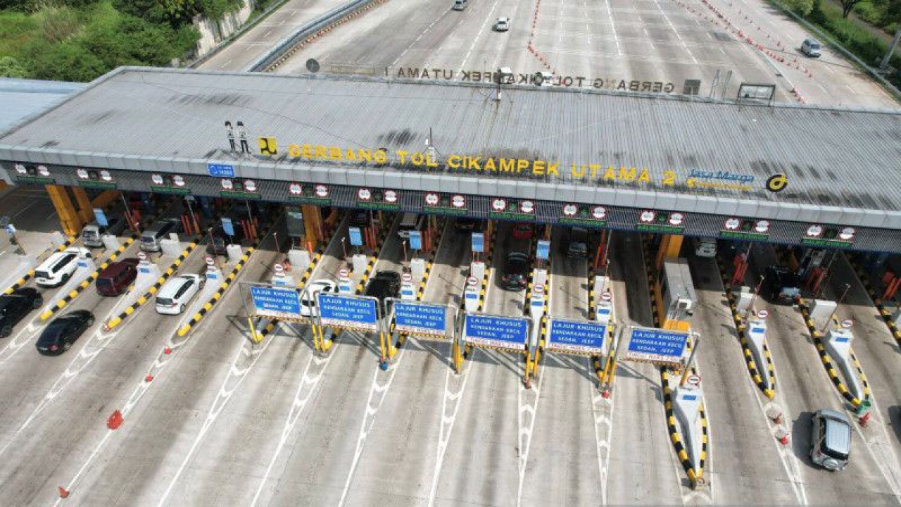 Foto udara kondisi Gerbang Tol Cikampek Utama pada Selasa (25/4/2023). ANTARA/HO-Jasa Marga