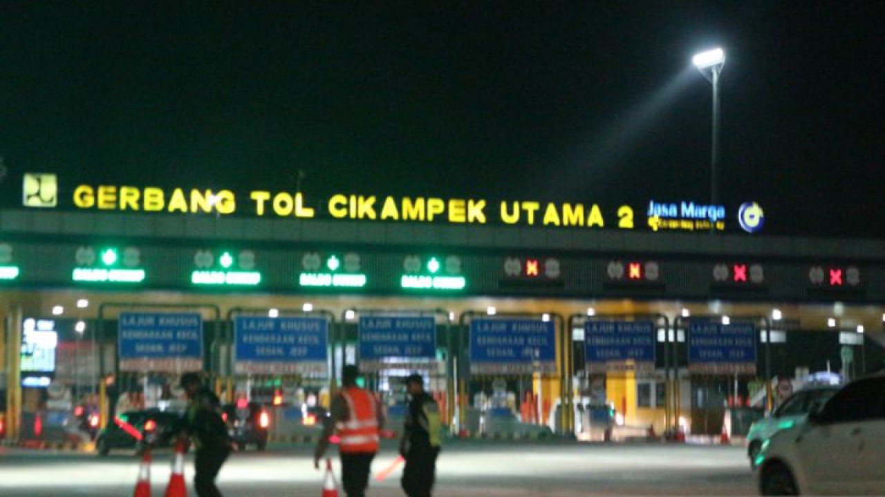 Suasana Gerbang Tol Cikampek Utama pada Minggu (23/4/2023). ANTARA/Fianda Sjofjan Rassat
