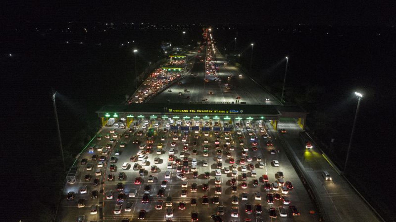 Foto udara - Antrean sejumlah kendaraan di Gerbang Tol Cikampek Utama 2 di Kabupaten Karawang, Jawa Barat, Selasa (25/4/2023). (ANTARA FOTO/ Fakhri Hermansyah/YU)