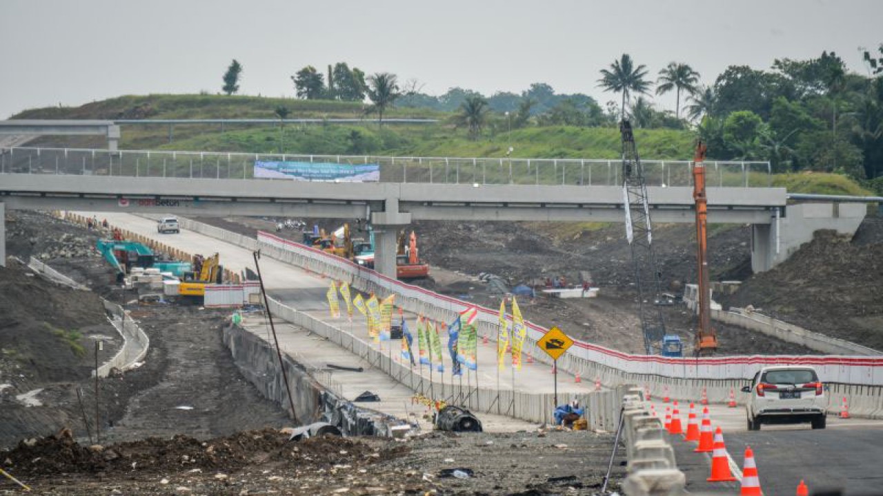 Kendaraan melintasi jalur fungsional Tol Cileunyi-Sumedang-Dawuan (Cisumdawu) di Paseh, Kabupaten Sumedang, Jawa Barat, Selasa (18/4/2023). (ANTARA FOTO/Raisan Al Farisi/tom)