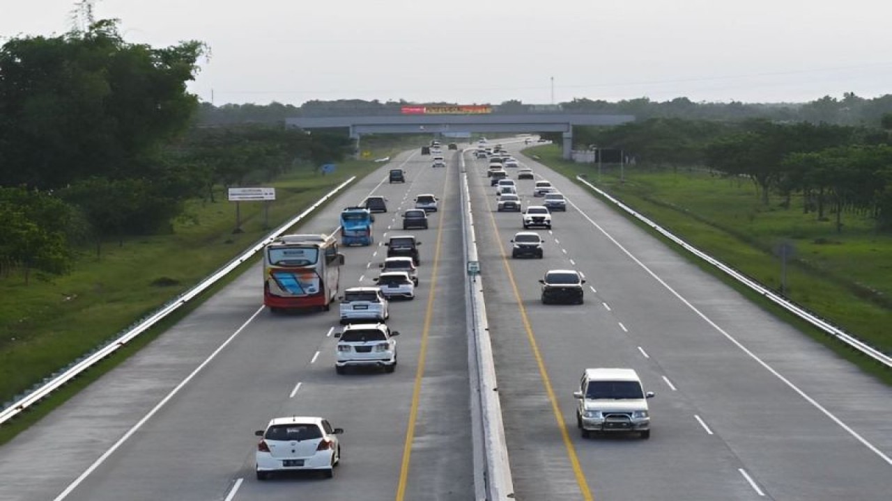Sejumlah kendaraan melaju di ruas jalan tol Ngawi - Kertosono di wilayah Kabupaten Madiun, Jawa Timur, Selasa (25/4/2023). (ANTARA FOTO/Siswowidodo/YU)