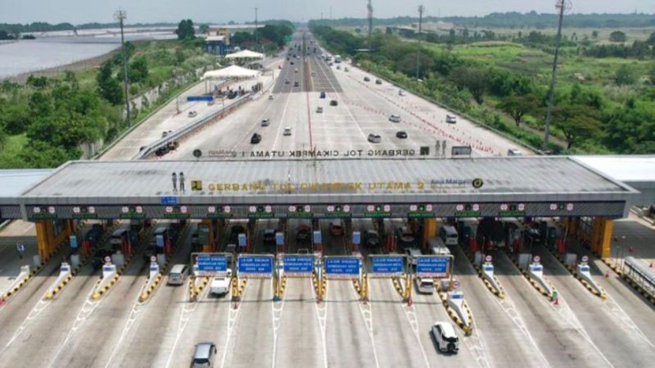 Foto udara kendaraan melintasi Gerbang Tol Cikampek Utama menuju Jakarta pada Kamis (27/4/2023). (ANTARA/HO-Jasa Marga).