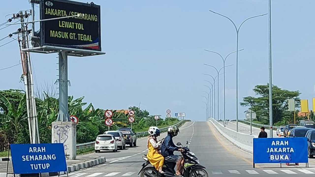 Pengendara motor melintas di depan Exit Tol Tegal pada Kamis siang (27/4/2023). ANTARA/Fianda Sjofjan Rassat