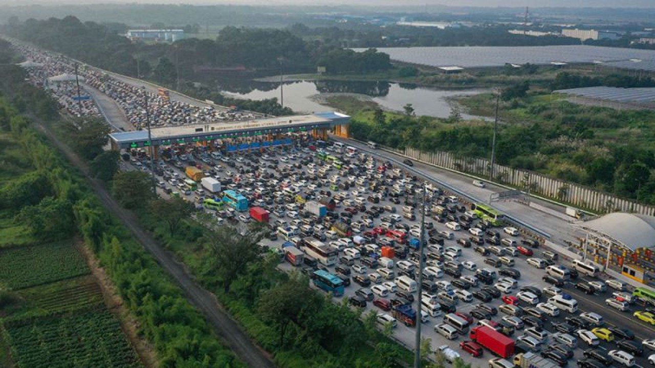 Foto udara antrean sejumlah kendaraan pemudik melewati Gerbang Tol Cikampek Utama di Karawang, Jawa Barat, Rabu (19/4/2023). ANTARA FOTO/Aditya Pradana Putra/rwa.