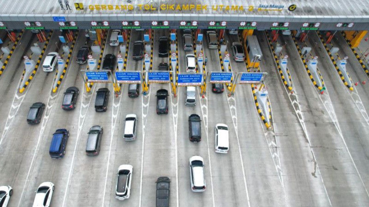 Foto udara kendaraan melintasi Gerbang Tol Cikampek Utama menuju Jakarta pada akhir masa cuti lebaran 2023. (ANTARA/HO-Jasa Marga).