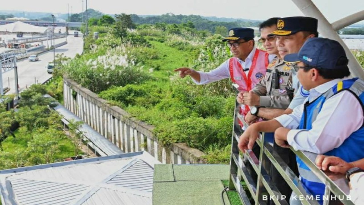 Menhub Budi Karya Sumadi (kiri/rompi merah) meninjau Gerbang Tol Cikampek Utama KM 70 pada Kamis (27/4/2023). ANTARA/HO-Biro Komunikasi dan Informasi Publik (BKIP) Kemenhub