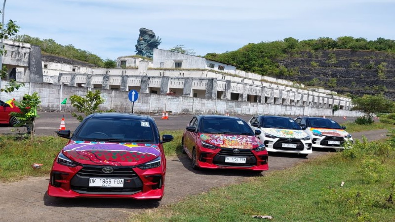 Sejumlah kendaraan Toyota All New Agya GR Sport terparkir di kawasan Garuda Wisnu Kencana, Bali pada Rabu (5/4/2023). (ANTARA/Adimas Raditya)