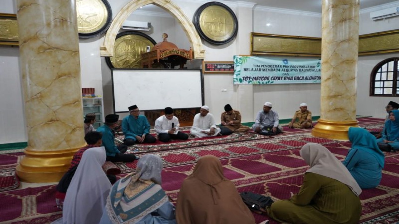 TP-PKK Jambi saat melakukan pengajian metode cepat baca Al Quran, Senin (3/4/23). (ANTARA/HO)
