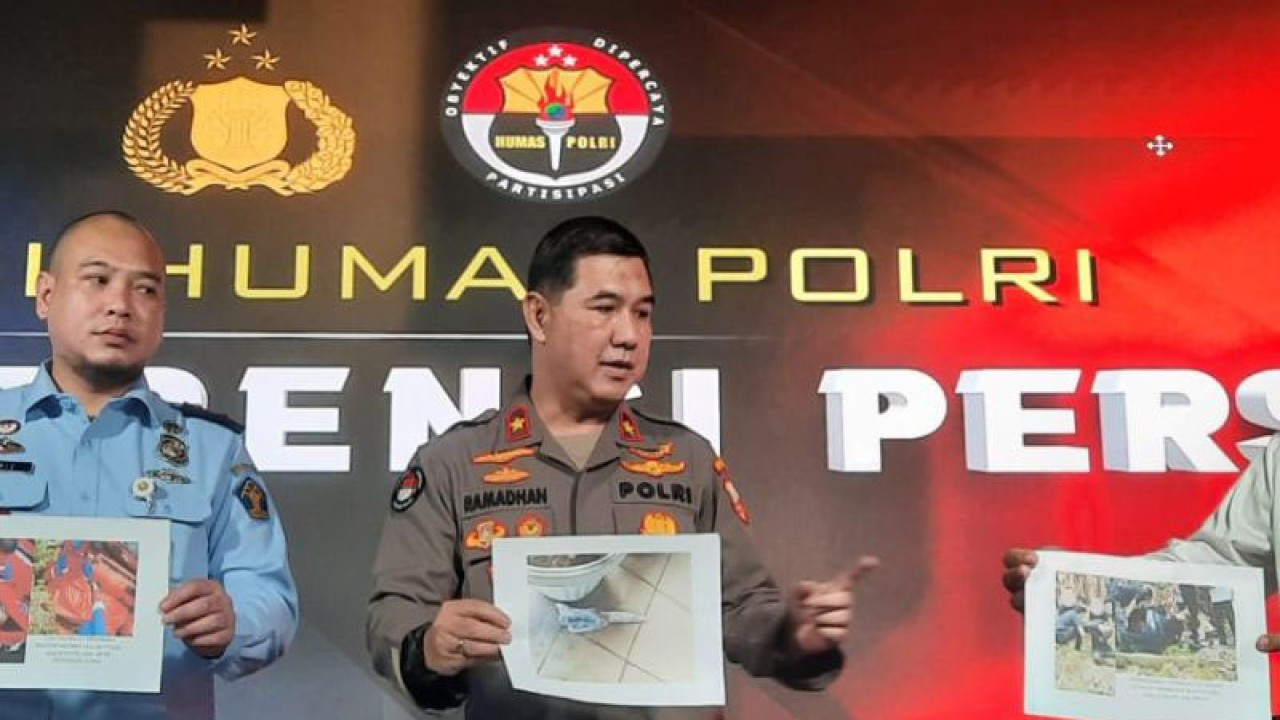 Kepala Kantor Imigrasi Kelas I TPI Jakarta Utara Qriz Pratama (kiri), Kepala Biro Penerangan Masyarakat (Karopenmas) Divisi Humas Polri Brigjen Pol. Ahmad Ramadhan, Juru Bicara Densus 88 Antiteror Polri Kombes Pol. Aswin Siregar memperlihatkan dokumentasi aksi penyerangan, penangkapan empat WNA Uzbekistan yang menyerang petugas Kantor Imigrasi Kelas I TPI Jakarta Utara di Mabes Polri, Jakarta, Selasa (11/4/2023). ANTARA/Laily Rahmawaty