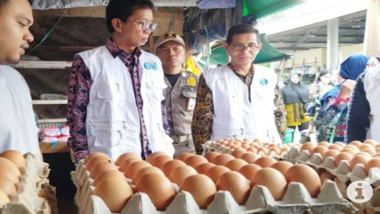 Tim Pengendali Inflasi Daerah (TPID) Kabupaten Paser melakukan inspeksi mendadak (sidak) ke pasar dan ritel modern, Jumat (14/4/2023). ANTARA/R. Wartono