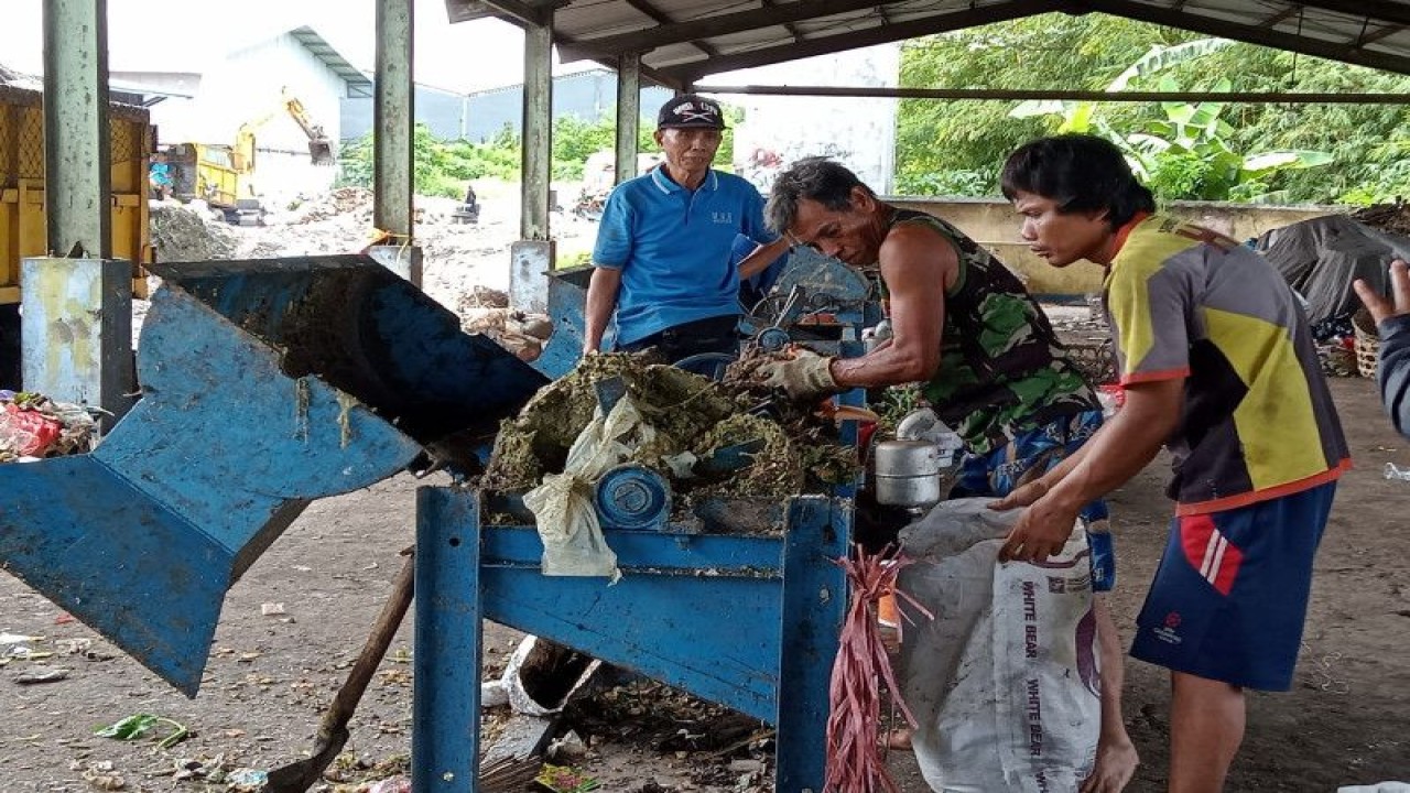 Sampah organik yang sudah digiling menjadi "bubur" di Tempat Pengolahan Sampah Terpadu (TPST) Sandubaya Kota Mataram, Provinsi Nusa Tenggara Barat,  untuk menjadi pakan maggot di Mataram Maggot Center (MMC), Senin (10/4-2023). (Foto: ANTARA/Nirkomala)