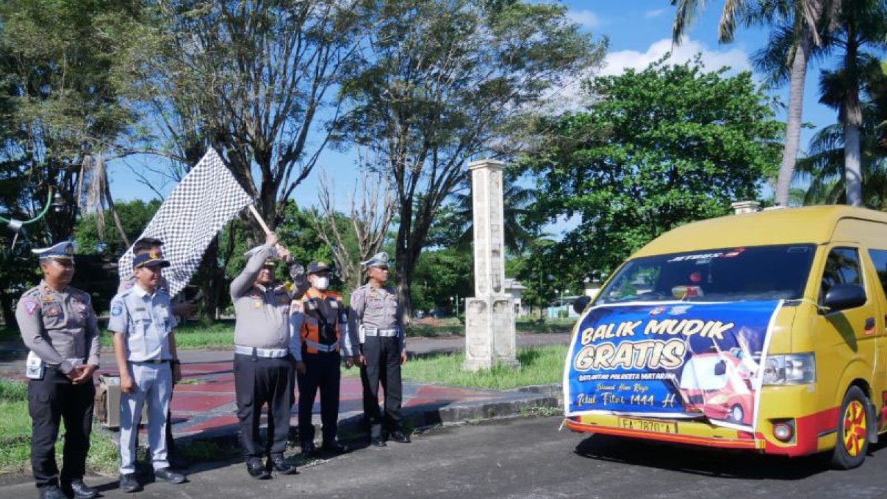 Kepala Satlantas Polresta Mataram Kompol Bowo Tri Handoko mengangkat bendera sebagai petanda pelepasan armada angkutan gratis arus balik lebaran Idul Fitri 1444 Hijriah di Eks Bandara Selaparang, Mataram, NTB, Rabu (26/4/2023). (ANTARA/HO-Polresta Mataram)
