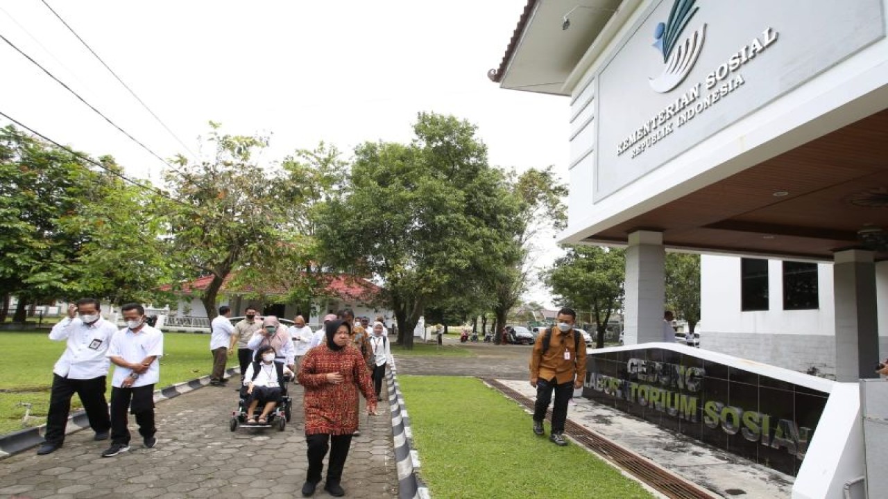 Menteri Sosial Tri Rismaharini dalam kunjungan kerja di Balai Besar Pendidikan dan Pelatihan Kesejahteraan Sosial (BBPPKS) Yogyakarta, Senin (3/4). (ANTARA/HO-Kemensos)