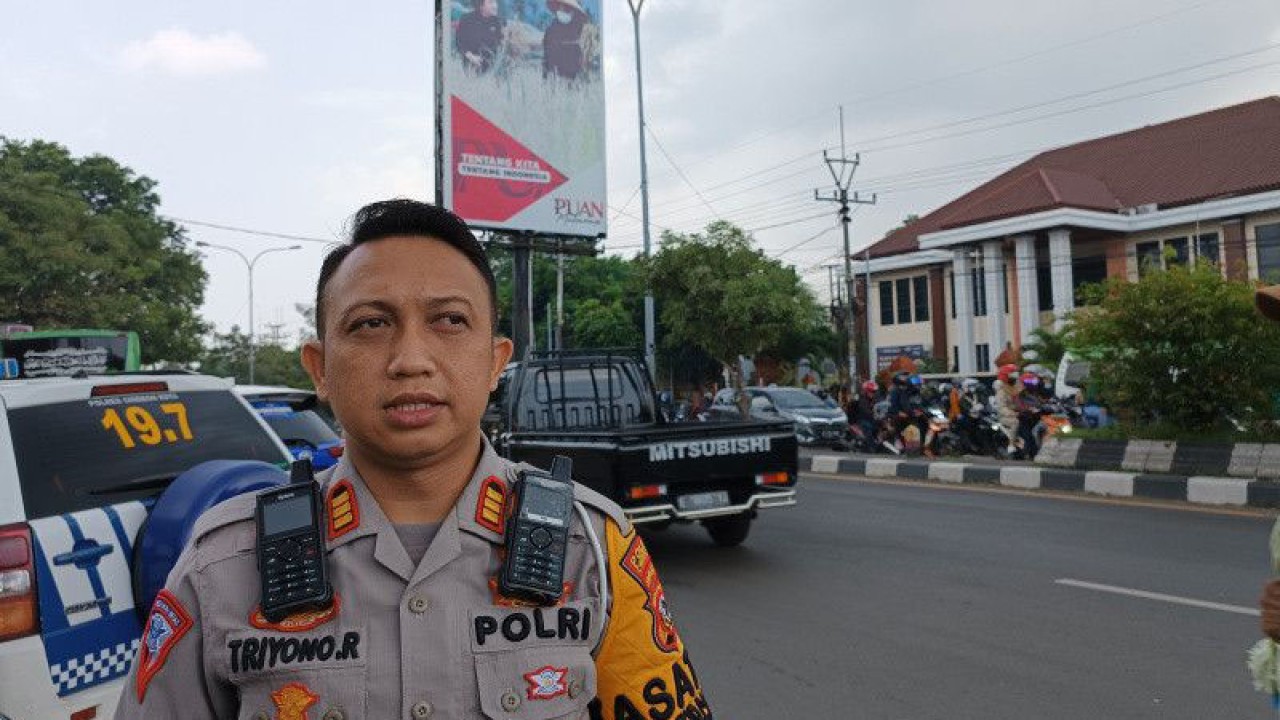 Kasatlantas Polres Cirebon Kota AKP Triyono Raharja memberi keterangan di Cirebon, Jawa Barat, Kamis (20/4/2023). (ANTARA/Khaerul Izan)
