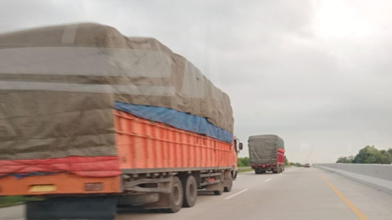 Truk masih melintasi Jalan Tol Trans Sumatera (ANTARA/Hisar Sitanggang)